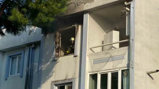 Kartepe'de evinde uyuyan şahsı komşuları kurtardı