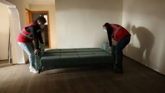 Evi yanan ailenin yardımına belediye koştu!