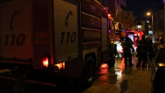 Evin bacasında çıkan yangın paniğe neden oldu