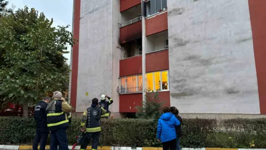 Evin balkonundaki eşyalar yandı, facia önlendi