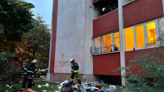 Evin balkonundaki eşyalar yandı, facia önlendi