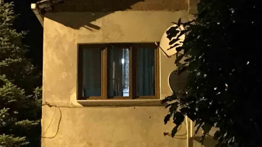 Körfez'de 2 katlı apartmana mermi yağdırdılar