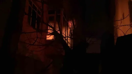 Evin mutfağı alev alev yandı