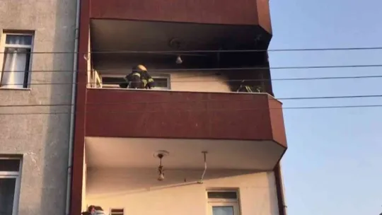 Evin mutfağında çıkan yangın paniğe sebep oldu