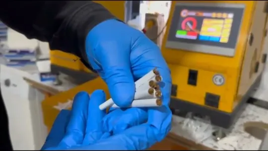 Evin odalarını sigara imalathanesine çevirmişler