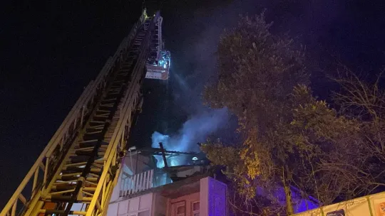 Evinde çıkan yangını söndürmek isterken yaralandı
