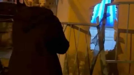 Evinde otururken kamyonetin çarptığı duvarın altında kalarak yaralandı