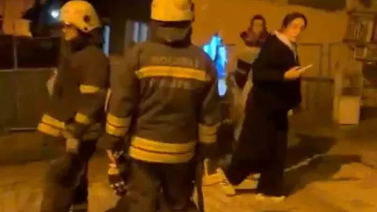 Evinde otururken kamyonetin çarptığı duvarın altında kalarak yaralandı