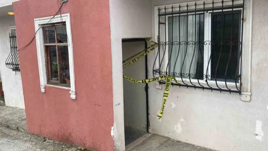 Evinde silahla başından vurulmuş halde bulundu
