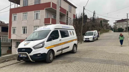 Evinde silahla başından vurulmuş halde bulundu