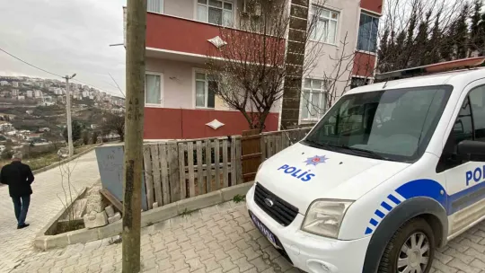 Evinde silahla başından vurulmuş halde bulundu