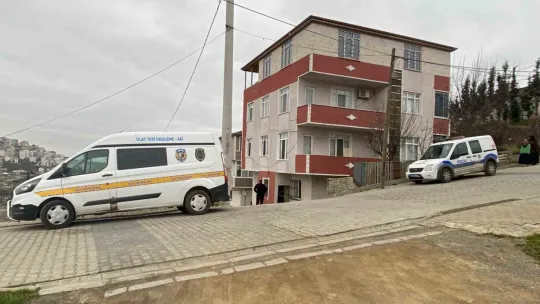 Evinde silahla başından vurulmuş halde bulundu