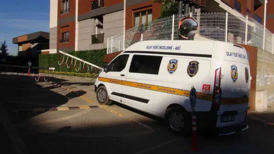 Evinde silahla vurulmuş halde bulundu