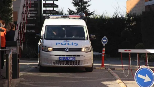 Evinde silahla vurulmuş halde bulundu