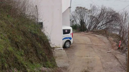 Hayati tehlikesi var! Evinde tabancayla vuruldu