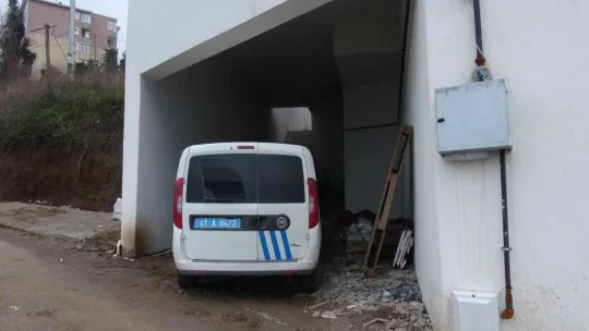 Hayati tehlikesi var! Evinde tabancayla vuruldu