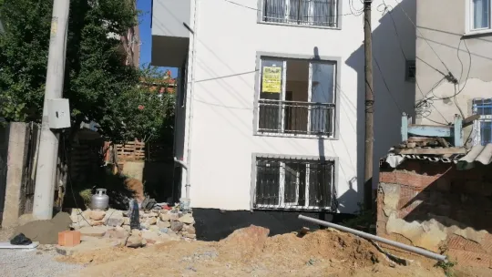 Evine balkon yapmak isterken düşerek yaralandı