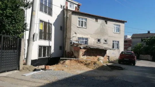 Evine balkon yapmak isterken düşerek yaralandı