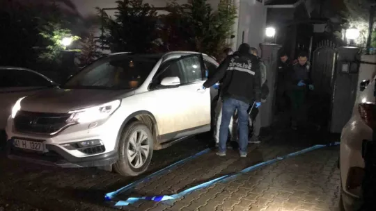 Evine gidip tartıştığı doktorun aracını kurşunladı