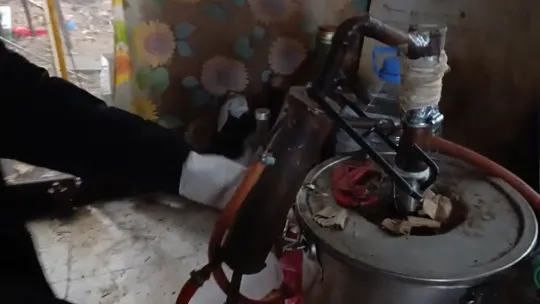 Evini alkol imalathanesine çevirmiş