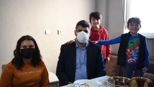 Evini üretimhaneye çeviren ev hanımı belediye başkanını ağırladı
