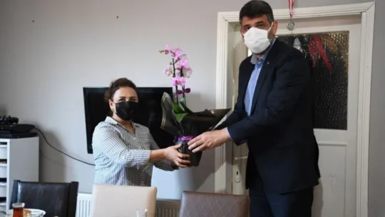 Evini üretimhaneye çeviren ev hanımı belediye başkanını ağırladı