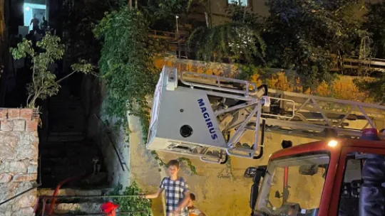 Evini yakmak istedi, içeriden güçlükle çıkarıldı