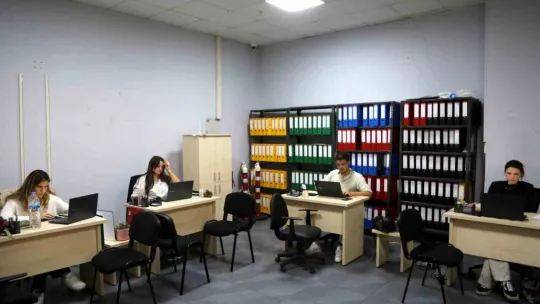 Evini yenilemek isteyen ofislere koşuyor