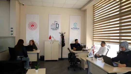 Evini yenilemek isteyen ofislere koşuyor