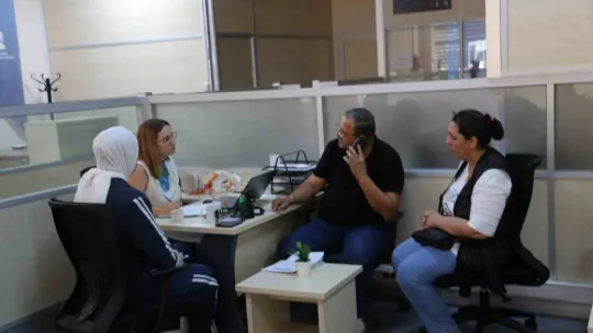Evini yenilemek isteyen ofislere koşuyor