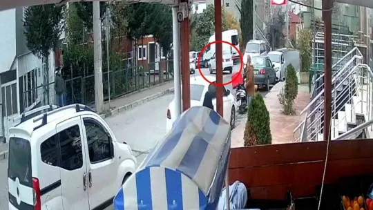 Evinin bahçesinde ailesiyle oturan adama dehşeti yaşatmışlardı, yakalandılar