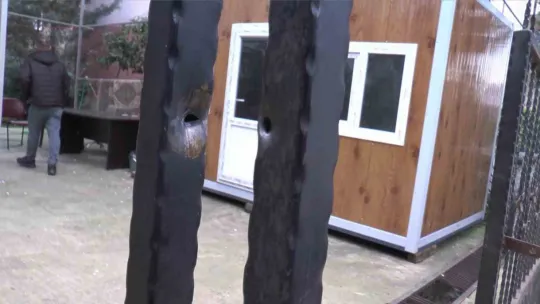 Evinin bahçesinde ailesiyle oturan adama dehşeti yaşatmışlardı, yakalandılar