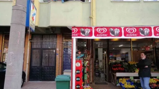 Evinin balkonundan beton zemine düştü!