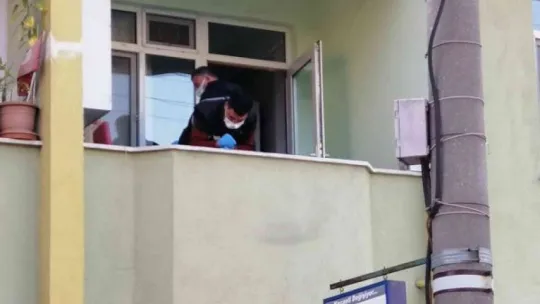 Evinin balkonundan beton zemine düştü!