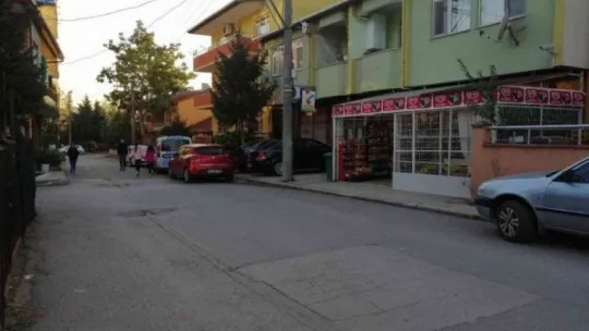 Evinin balkonundan beton zemine düştü!