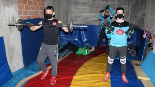 Evinin bodrumunu güreş salonuna çevirdi 