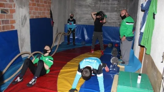 Evinin bodrumunu güreş salonuna çevirdi 