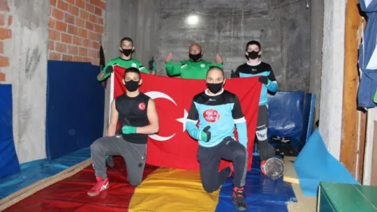 Evinin bodrumunu güreş salonuna çevirdi 