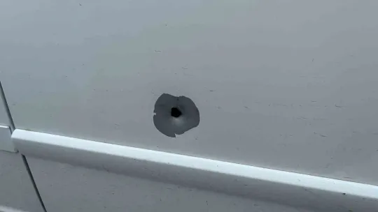 Evinin önünde silahla vuruldu