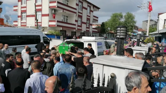 Acılı evlatlardan annelerine son görev