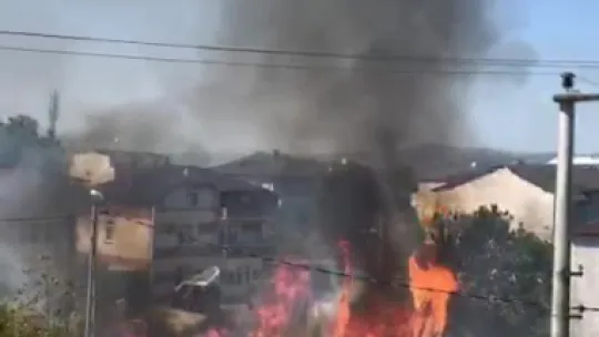 Evlerin bitişiğinde çıkan yangın korkuttu