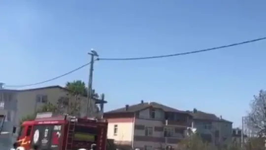 Evlerin bitişiğinde çıkan yangın korkuttu