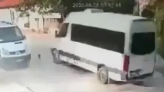 Ezdiği kedi can çekişirken bir kez daha üzerinden geçti!