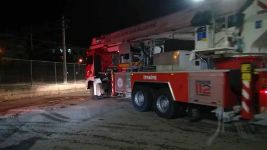 Fabrika bacasında çıkan yangın söndürüldü