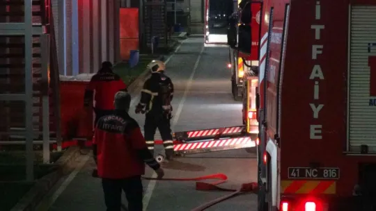 Fabrika bacasında çıkan yangın söndürüldü