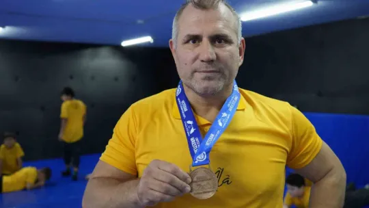 Fabrika işçisi Polonyalı rakibini böyle yere serdi