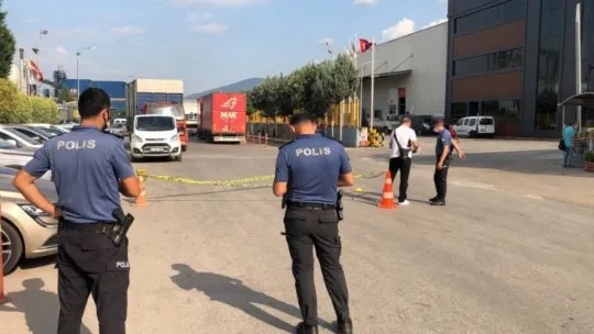 Fabrika önünde bekleyen işçiyi pompalı tüfekle yaraladı