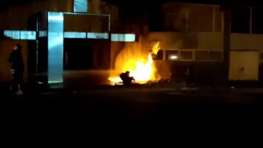 Fabrika önünde patlayan doğalgaz kutusu alev alev yandı