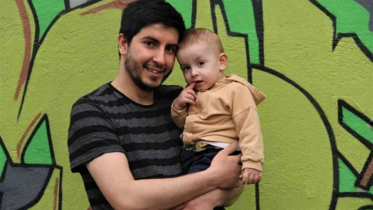 Fabrikada işçi, sokakta sanatçı