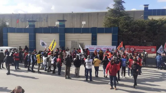 Fabrikada işçilerinden halaylı eylem